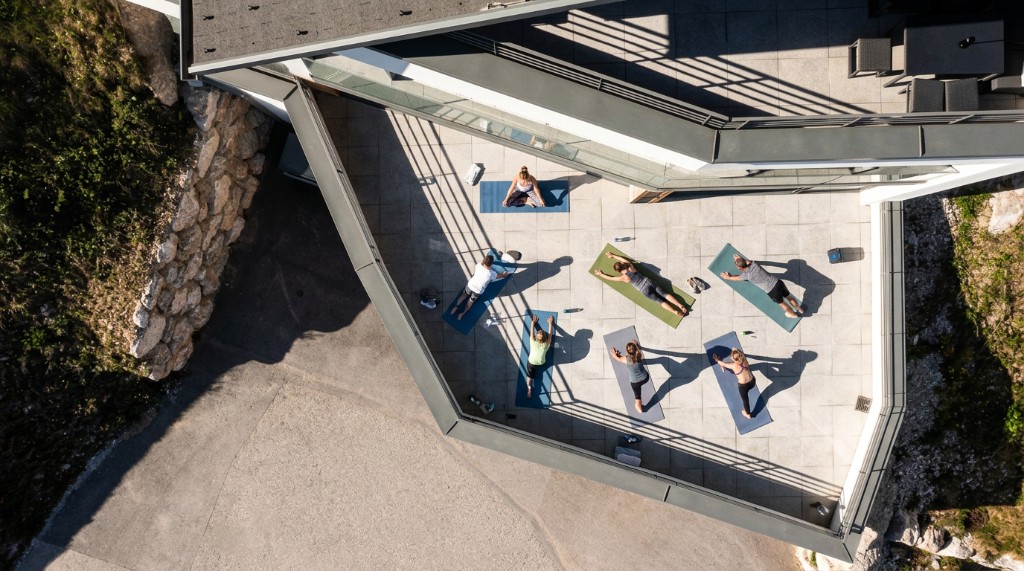 Yoga Session von oben auf der Terrasse